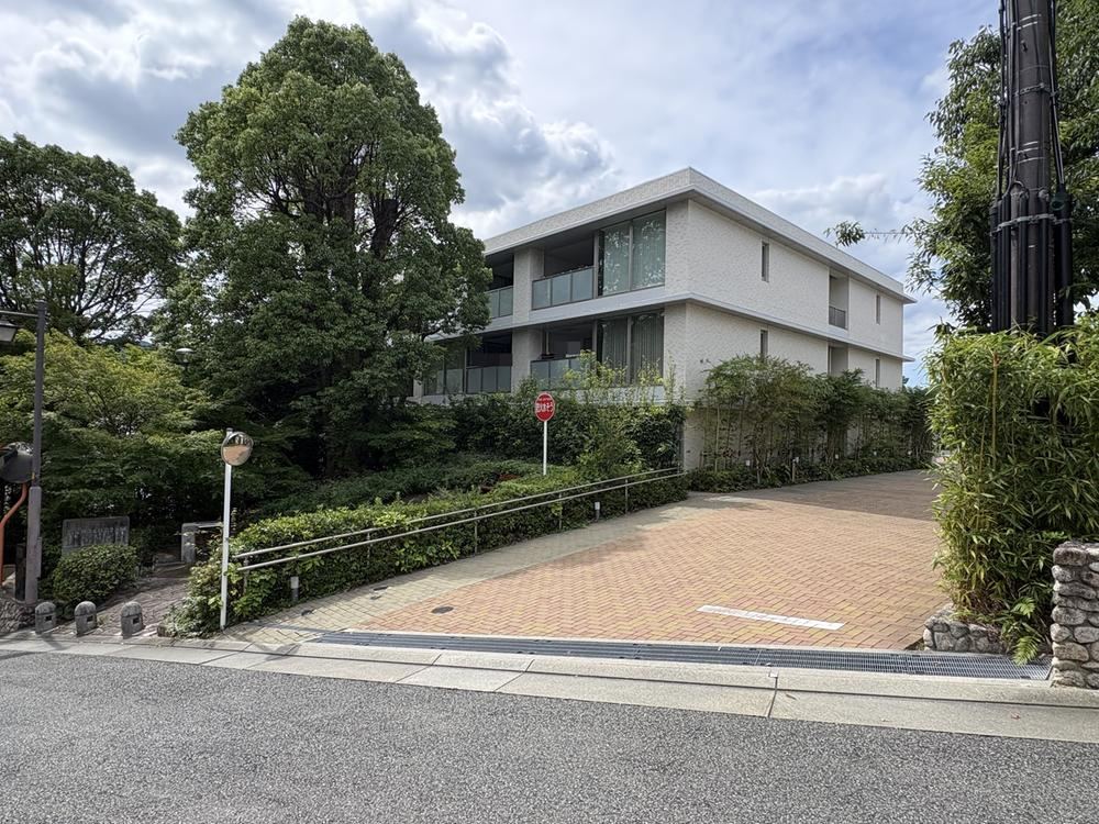 2LDK apartment in Takarazuka, Hyogo - Photo 1