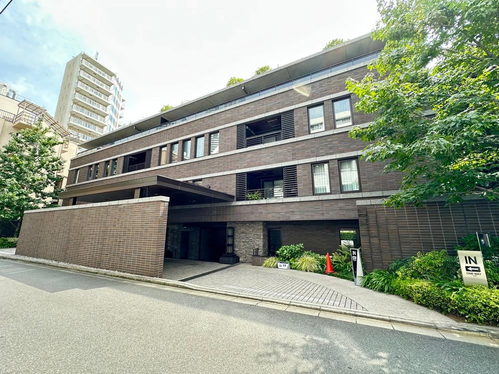 2LDK+S apartment in Minato Ward, Tokyo - Photo 1