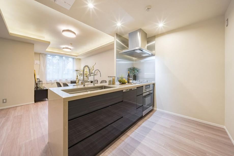 2LDK+S apartment in Minato Ward, Tokyo - Photo 1