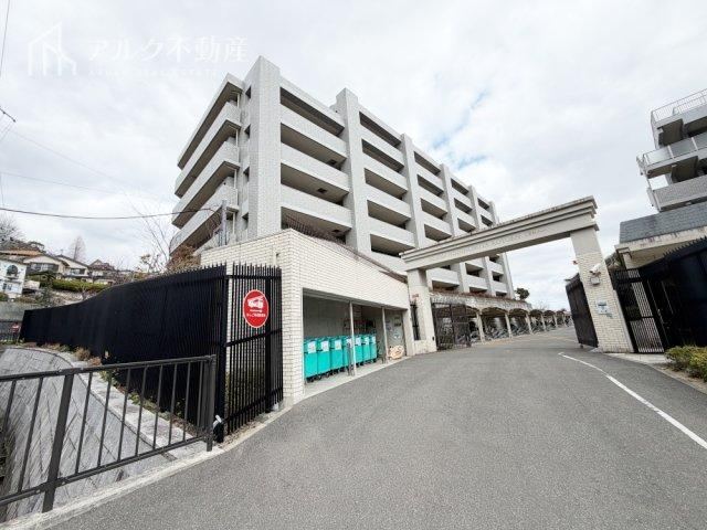 3LDK apartment in Nishinomiya, Hyogo - Photo 1