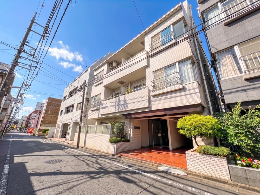 3LDK apartment in Chofu, Tokyo - Photo 1