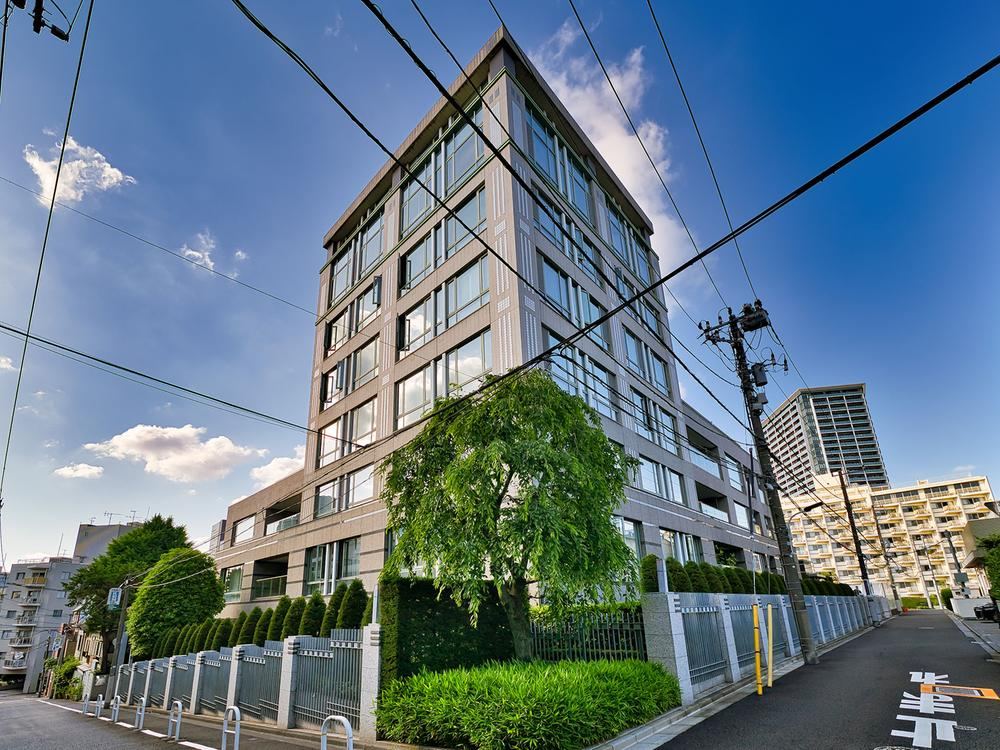 2LDK apartment in Minato Ward, Tokyo - Photo 1