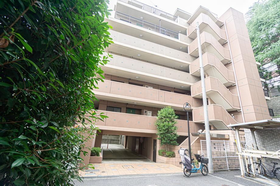 2LDK+S apartment in Bunkyo Ward, Tokyo - Photo 1