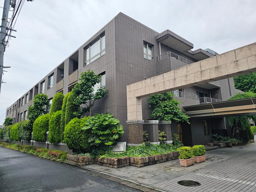 3LDK apartment in Shibuya Ward, Tokyo - Photo 1