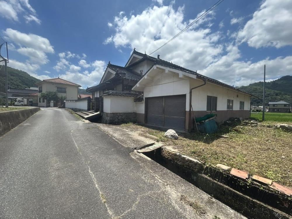 7DK house in Miyoshi, Hiroshima - Photo 1