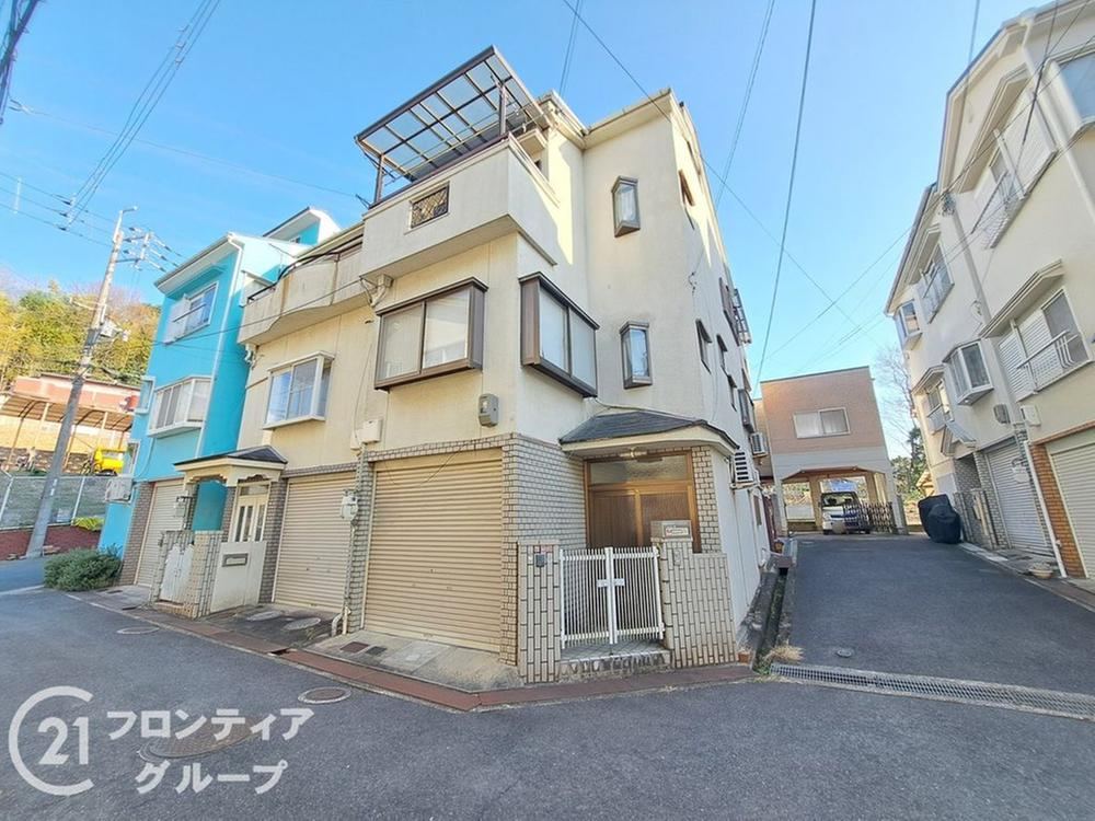 5LDK house in Hirakata, Osaka - Photo 1