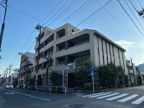 3LDK apartment in Meguro Ward, Tokyo - Photo 1