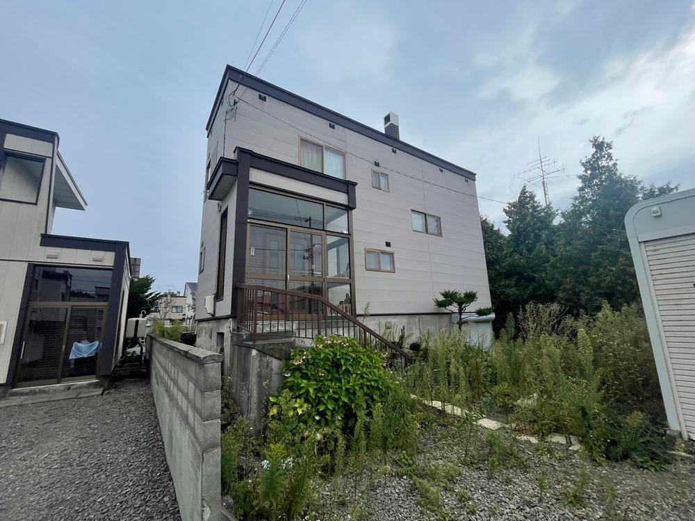 5LDK house in Ebetsu, Hokkaido - Photo 1