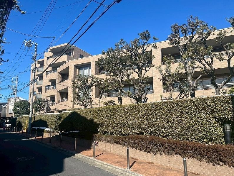 2LDK+S apartment in Suginami Ward, Tokyo - Photo 1