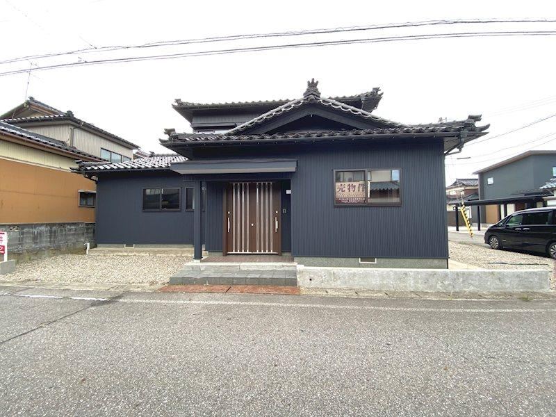 5DK house in Imizu, Toyama - Photo 1