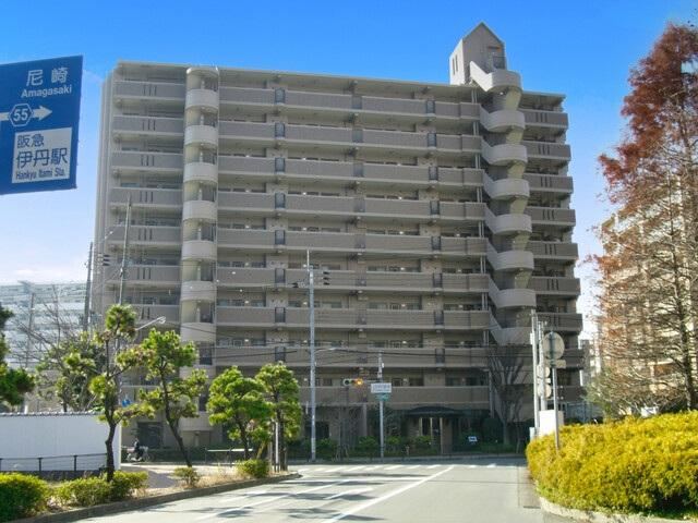 2LDK apartment in Itami, Hyogo - Photo 1