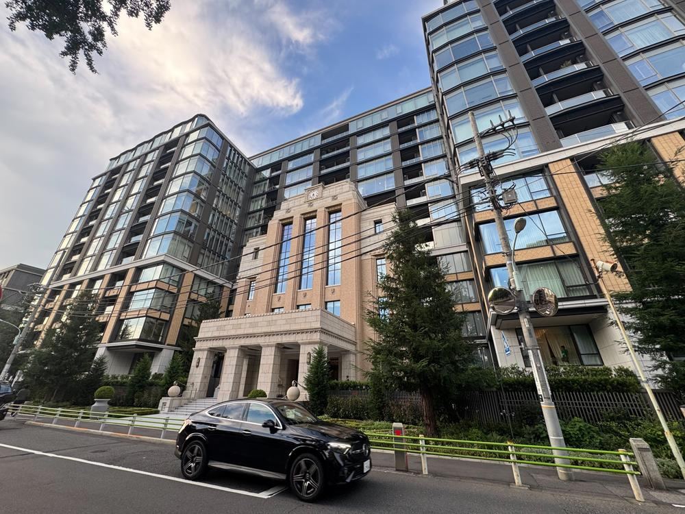 2LDK apartment in Minato Ward, Tokyo - Photo 1