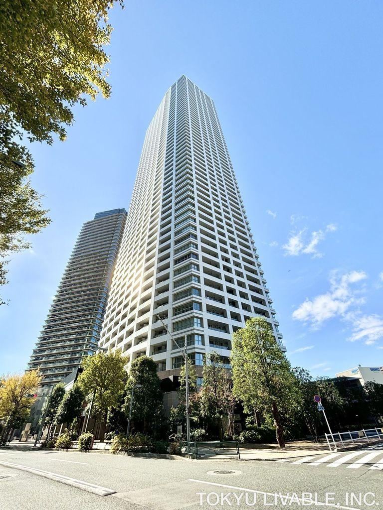 3LDK apartment in Shinjuku Ward, Tokyo - Photo 1