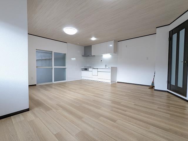 5LDK house in Hirakata, Osaka - Photo 1