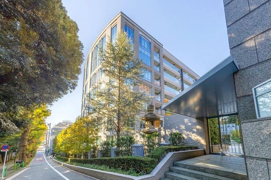 2LDK apartment in Minato Ward, Tokyo - Photo 1