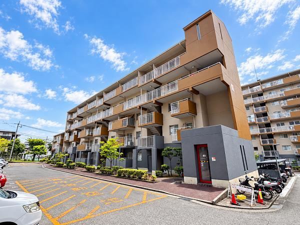 3LDK apartment in Tondabayashi, Osaka - Photo 1