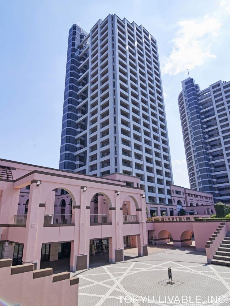 3LDK apartment in Shinjuku Ward, Tokyo - Photo 1