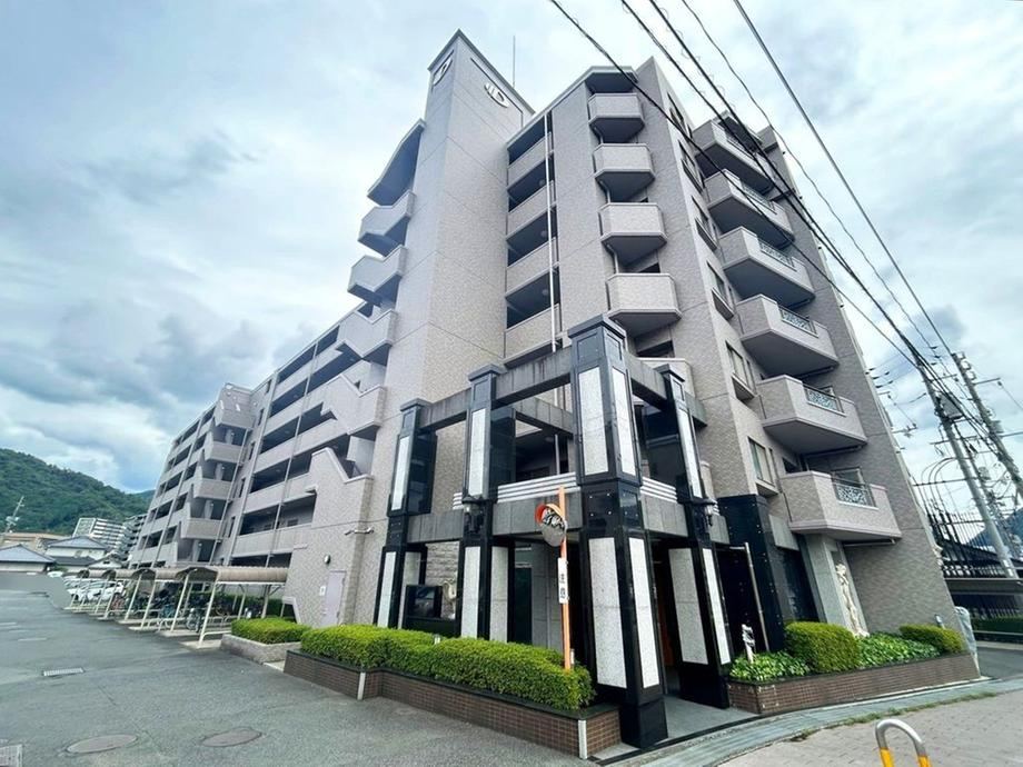 4LDK apartment in Asakita Ward, Hiroshima - Photo 1