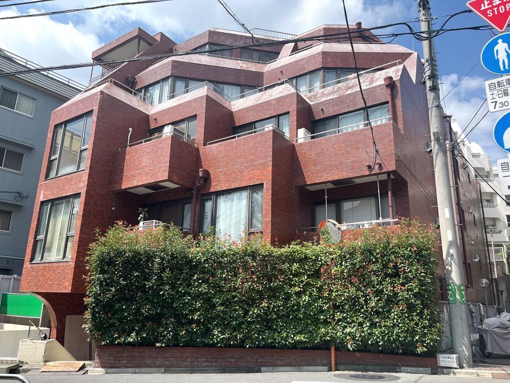studio apartment in Shibuya Ward, Tokyo - Photo 1