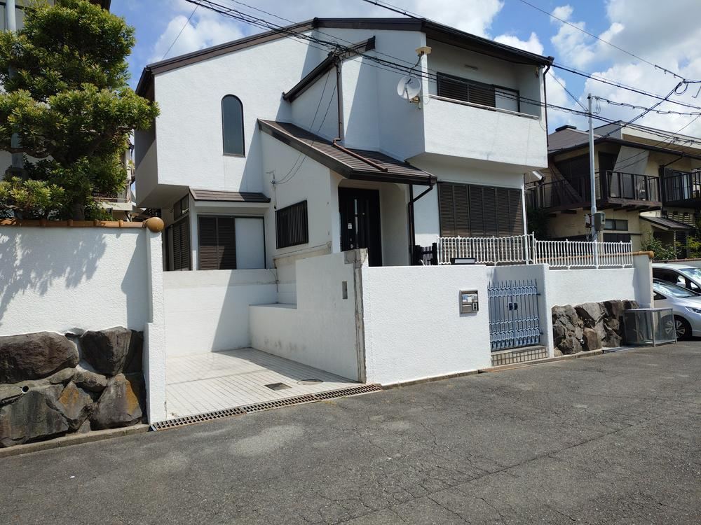 5LDK house in Toyonaka, Osaka - Photo 1