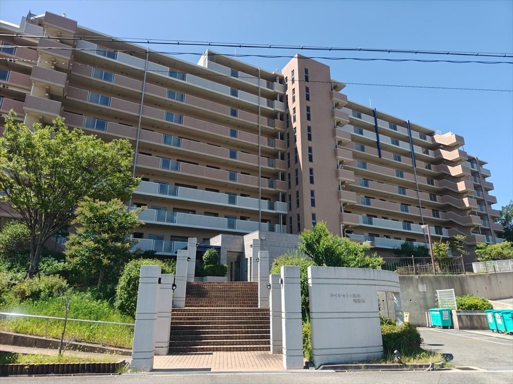 4LDK apartment in Tarumi Ward, Kobe, Hyogo - Photo 1