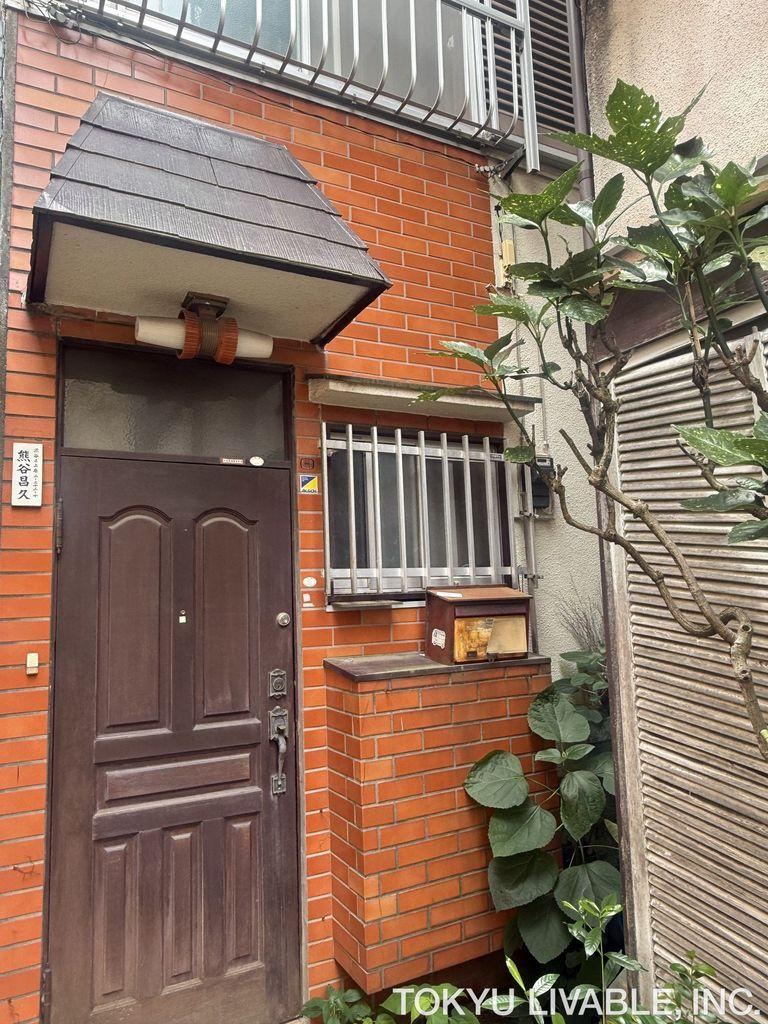 2DK house in Shibuya Ward, Tokyo - Photo 1