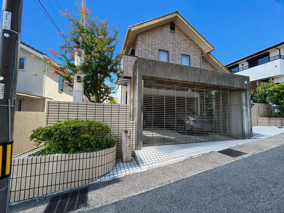 6LDK house in Higashinada Ward, Kobe, Hyogo - Photo 1