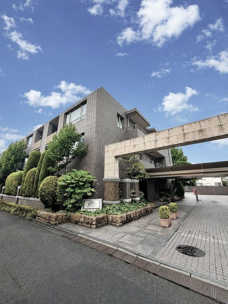 3LDK apartment in Shibuya Ward, Tokyo - Photo 1