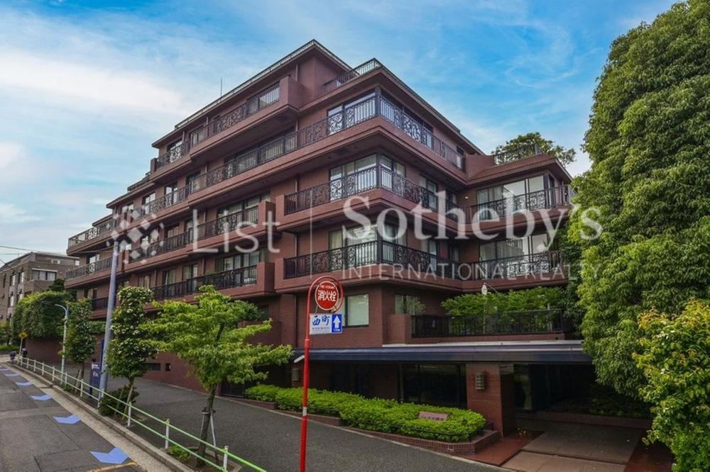 2LDK apartment in Minato Ward, Tokyo - Photo 1