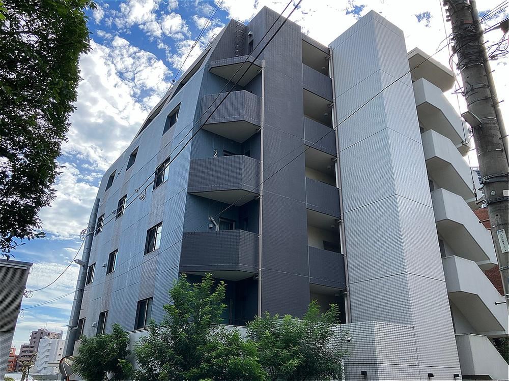 2LDK+S apartment in Meguro Ward, Tokyo - Photo 1