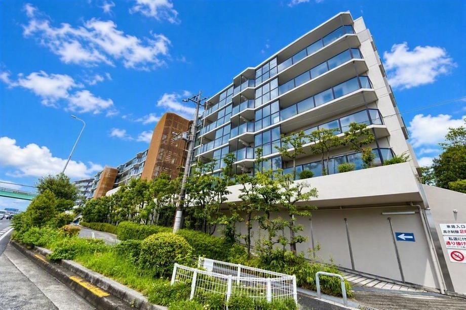 2LDK+S apartment in Toyonaka, Osaka - Photo 1