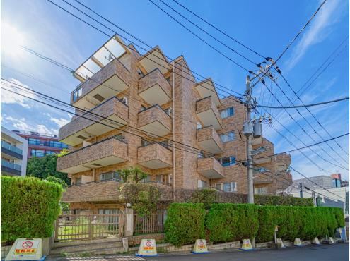 3LDK apartment in Shibuya Ward, Tokyo - Photo 1