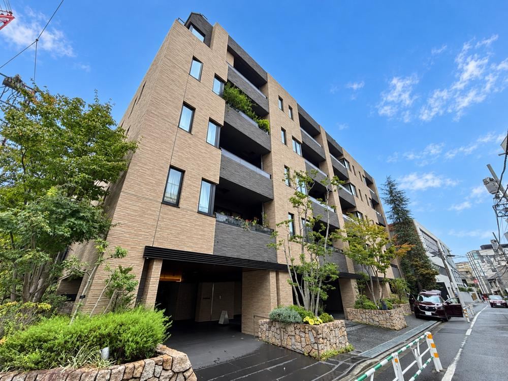 3LDK apartment in Shibuya Ward, Tokyo - Photo 1