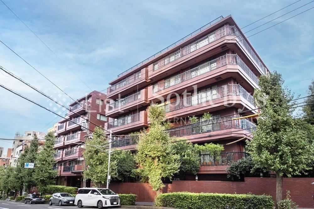 2LDK apartment in Shibuya Ward, Tokyo - Photo 1