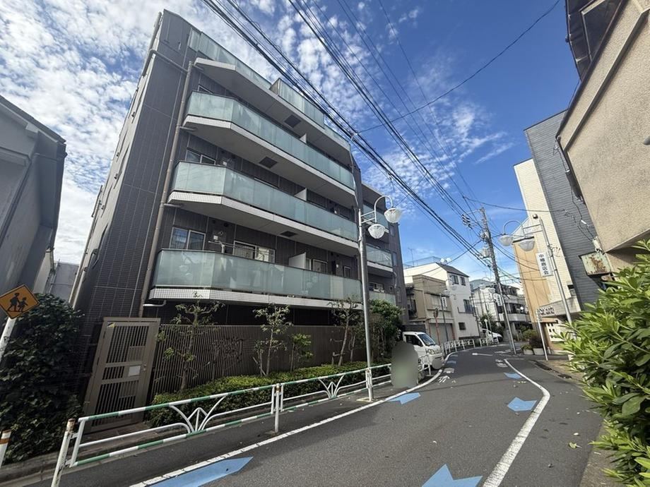 1LDK apartment in Shibuya Ward, Tokyo - Photo 1