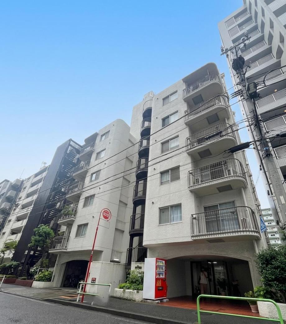 2DK apartment in Minato Ward, Tokyo - Photo 1