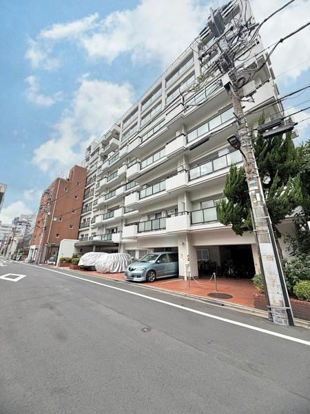 1LDK+S apartment in Minato Ward, Tokyo - Photo 1