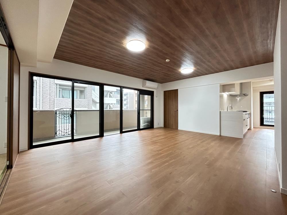 4LDK apartment in Onojo, Fukuoka - Photo 1