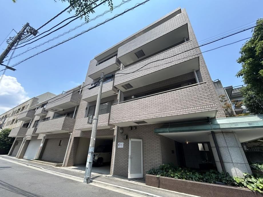 3LDK apartment in Minato Ward, Tokyo - Photo 1