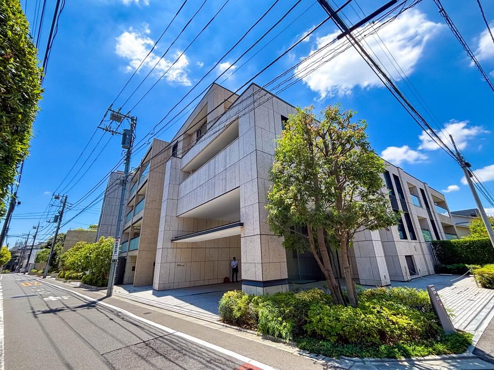2LDK apartment in Minato Ward, Tokyo - Photo 1