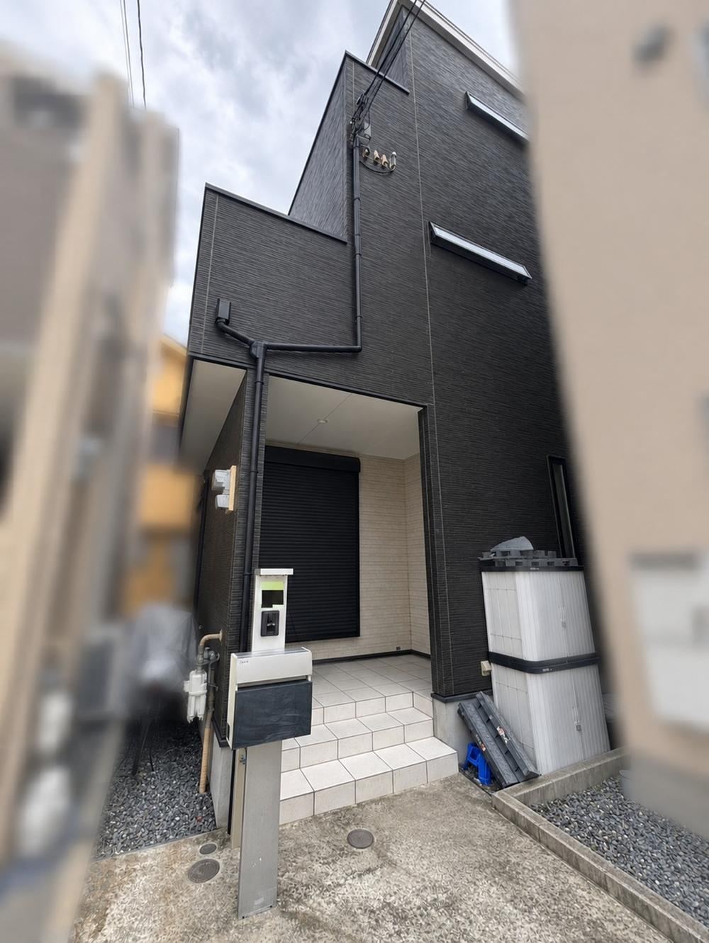4LDK house in Toyonaka, Osaka - Photo 1