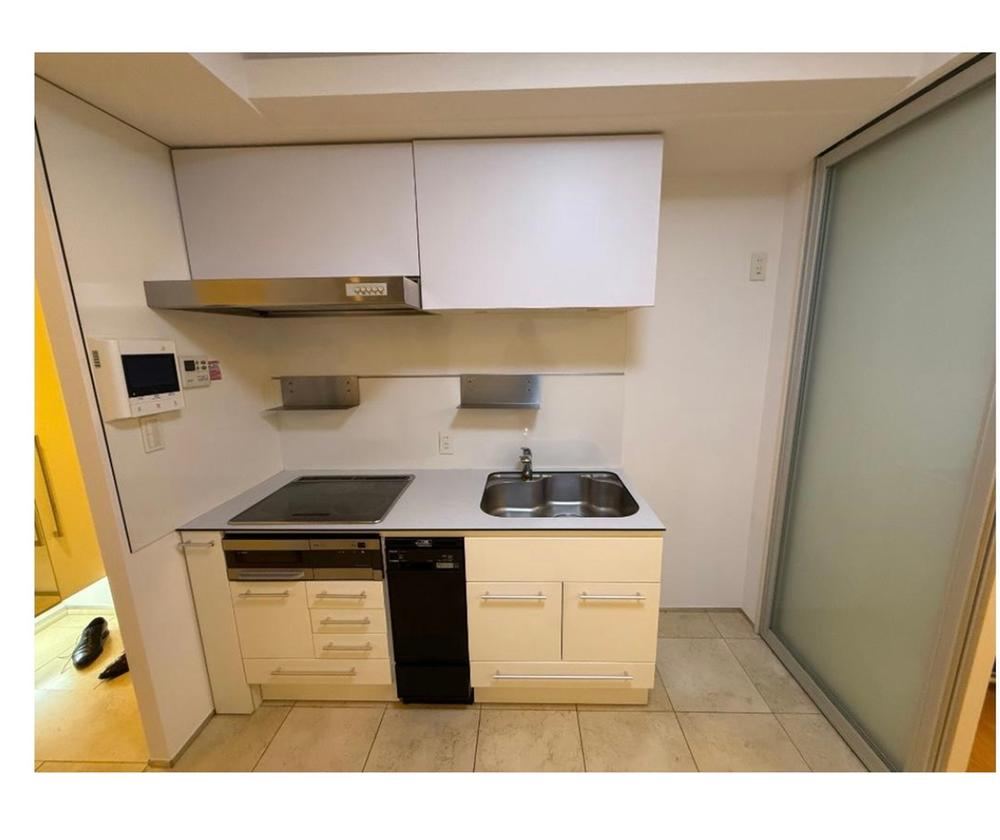 1LDK apartment in Shinjuku Ward, Tokyo - Photo 1