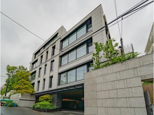 2LDK apartment in Minato Ward, Tokyo - Photo 1