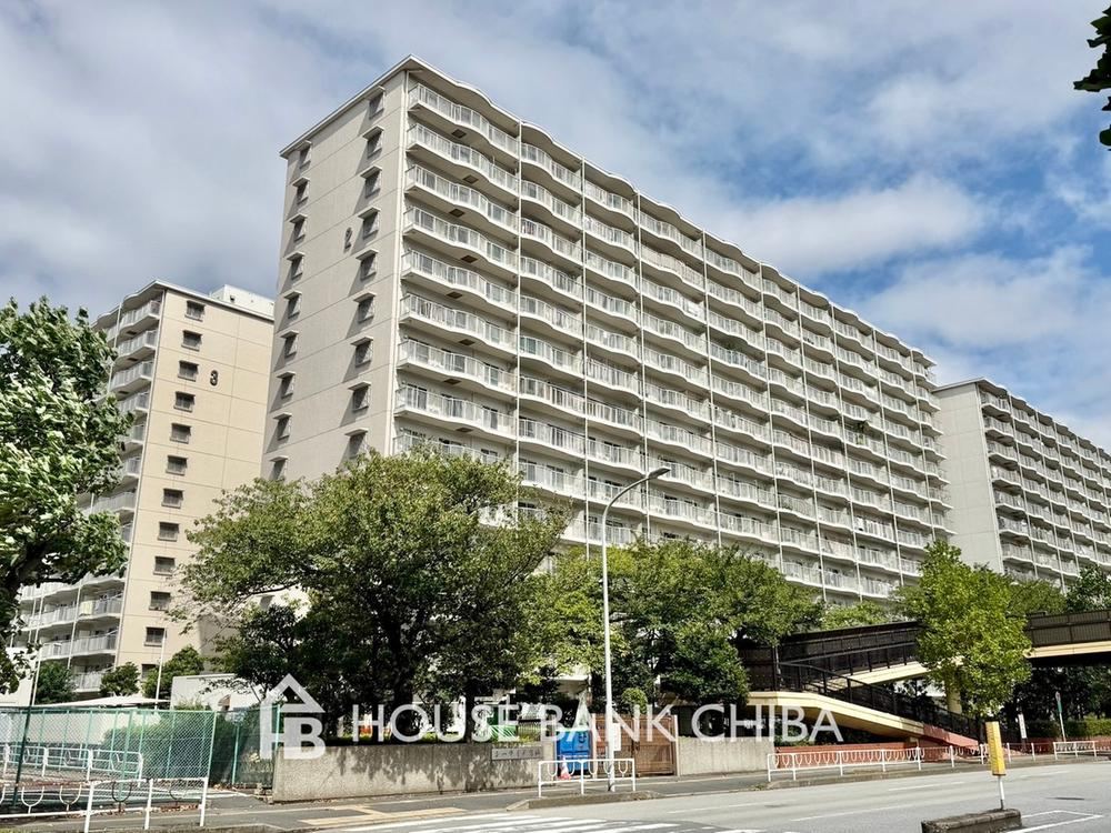 4LDK apartment in Mihama Ward, Chiba - Photo 1