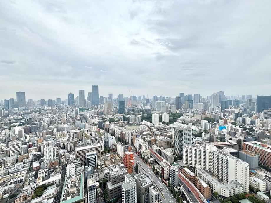 2LDK+S apartment in Minato Ward, Tokyo - Photo 1