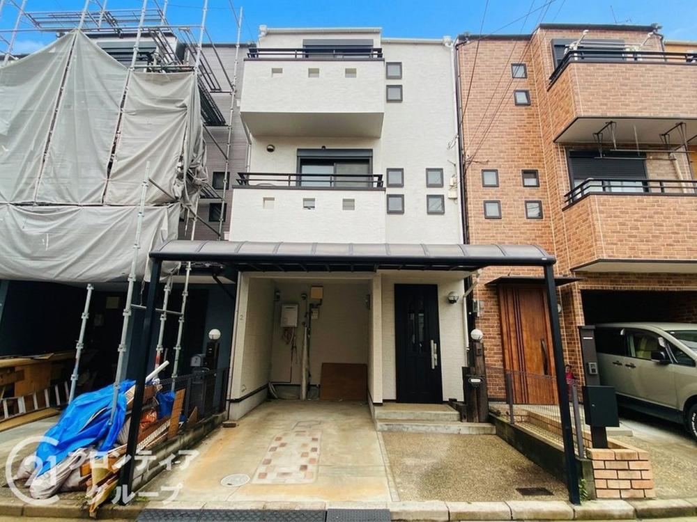 5LDK house in Hirakata, Osaka - Photo 1