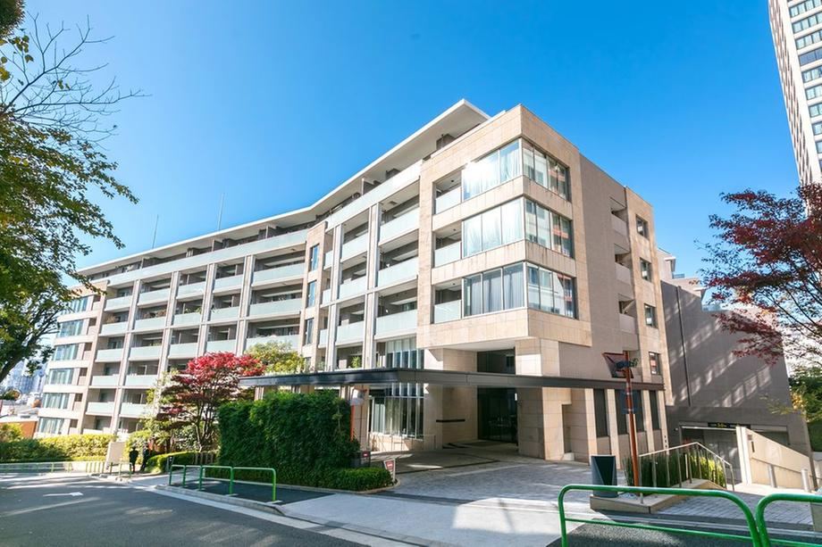2LDK apartment in Minato Ward, Tokyo - Photo 1
