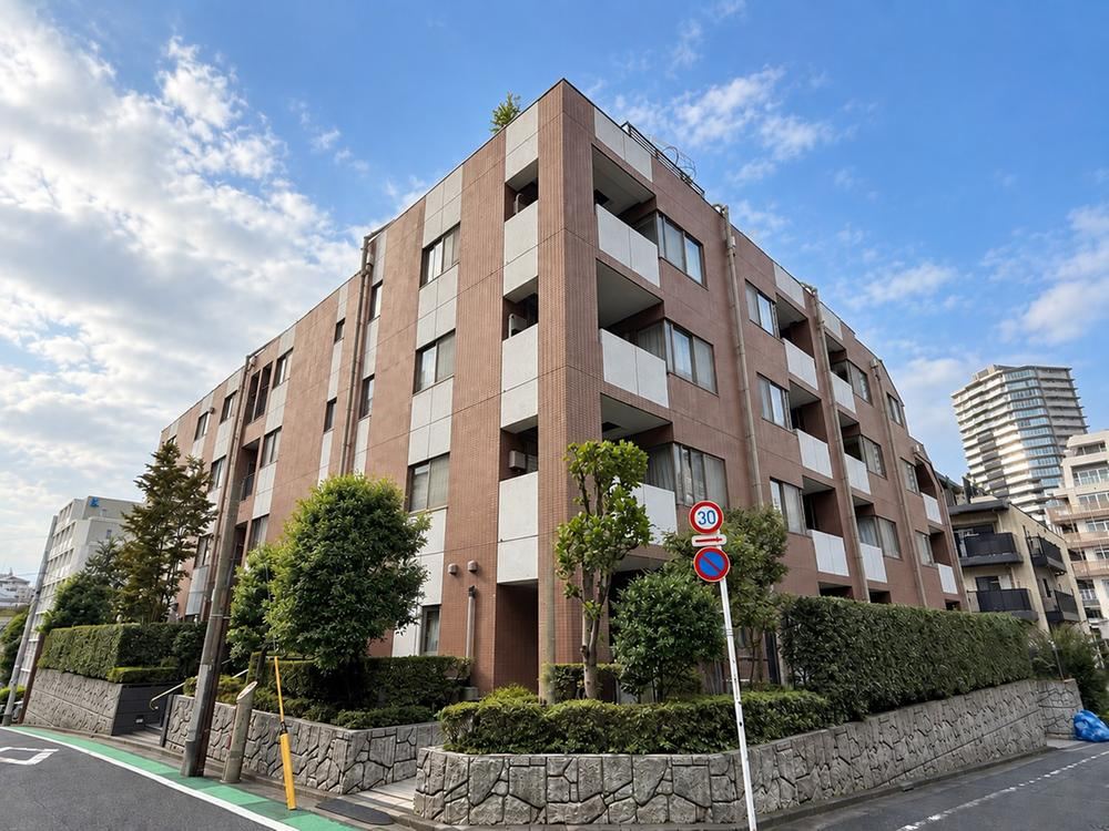 2LDK apartment in Shibuya Ward, Tokyo - Photo 1