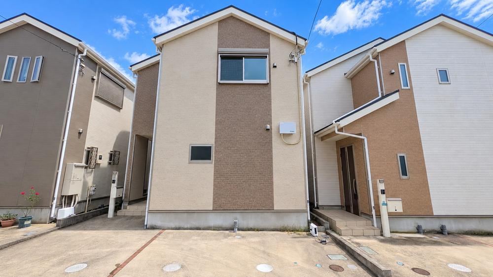 4LDK house in Samukawa, Koza District, Kanagawa - Photo 1
