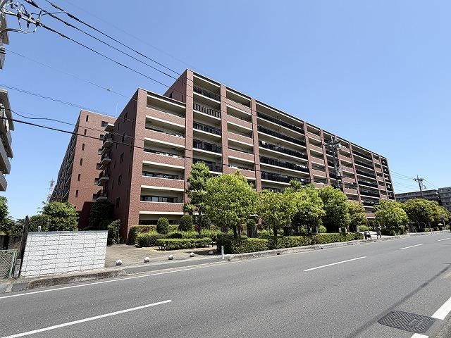4LDK apartment in Koshigaya, Saitama - Photo 1